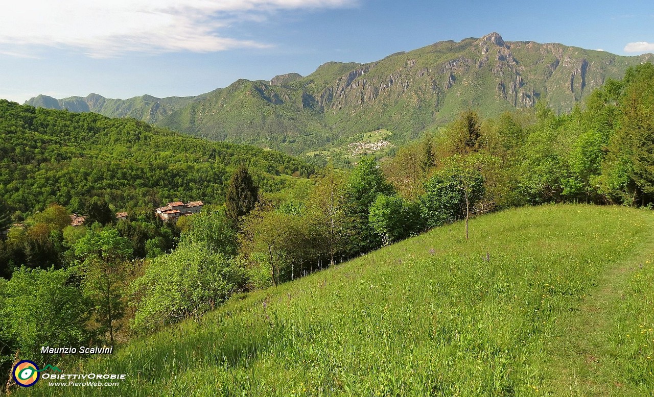 20 Tra scorciatoie e mulattiere mi alzo sopra Bosco Fuori....JPG